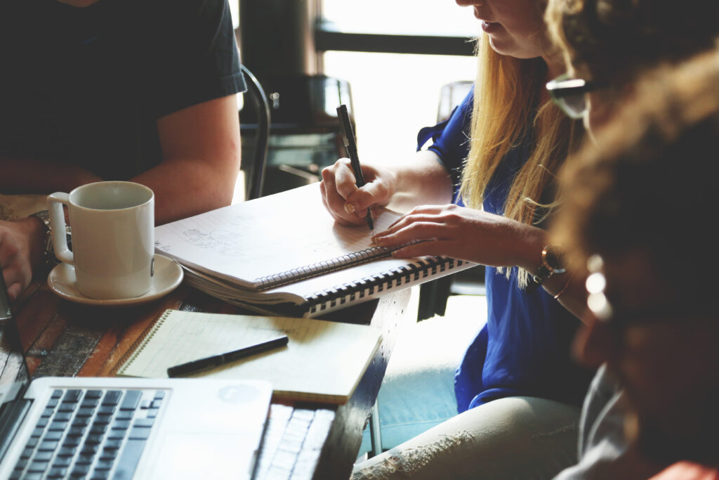 Arbeit und Minimalismus: Mehr Fokus, weniger Stress